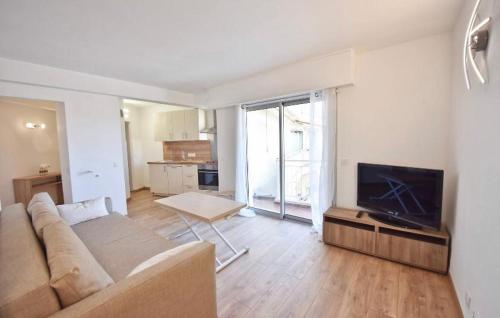 un salon avec un canapé et une télévision à écran plat dans l'établissement Superbe appartement à 500m du Palais des festivals, à Cannes