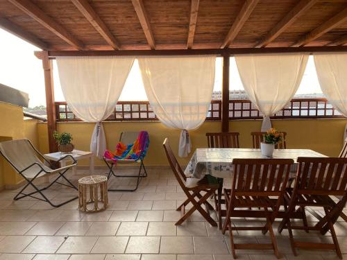 a dining room with a table and chairs at Casa Vacanze Il Giardino Dei Girasoli in Marina di Ragusa