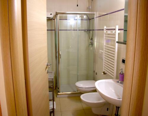 bagno con 2 servizi igienici e doccia in vetro di b&b il villino a Matera