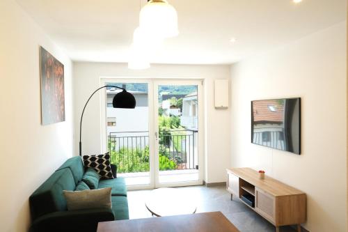 uma sala de estar com um sofá e uma mesa em Apartment Oleander em Naturno