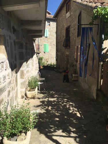 an alley with a person standing next to a building at Chambre d hôte La cool room in Antraigues