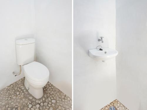 a bathroom with a toilet and a sink at OYO 91544 Homestay Biru Blukid in Sidoarjo