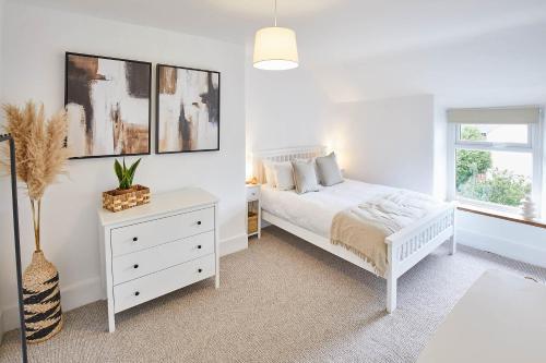Host & Stay - Tally House في West Rainton: غرفة نوم بيضاء بها سرير ونافذة