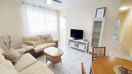 un soggiorno con divano e TV di Centric 2 bedrooms Apartment near to the beach - by TENERIFEHINTS a El Médano