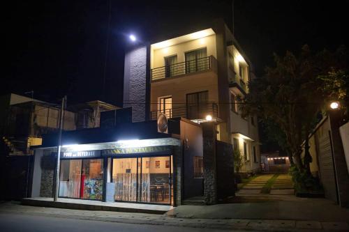El edificio en el que está el apartahotel