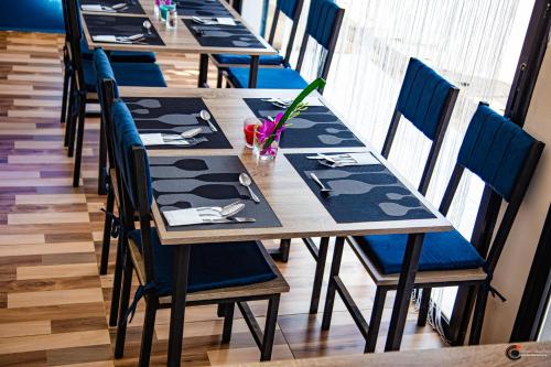 Un restaurante u otro lugar para comer en Yvanka Appart'City Antsirabe