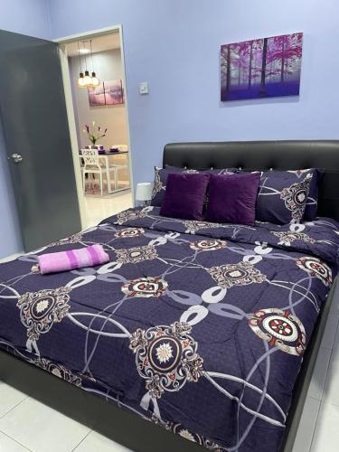 1 dormitorio con cama con sábanas moradas y almohadas moradas en Cameron Lavender Homestay, en Cameron Highlands