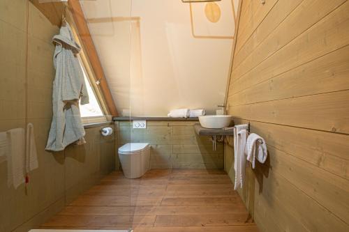 un piccolo bagno con lavandino e servizi igienici di Il Castagno Toscana Glamping a Campiglia Marittima