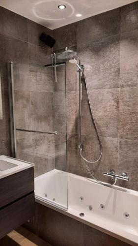 bagno con doccia, vasca e lavandino di The Kettle House - Stable a Sint-Pieters-Leeuw