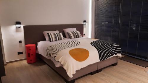 ein Schlafzimmer mit einem großen Bett und einem großen Fenster in der Unterkunft The Kettle House - Stable in Sint-Pieters-Leeuw