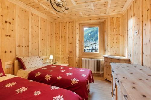 a bedroom with two beds and a window at Casa Cecilia tra Bormio e Livigno in Valdidentro