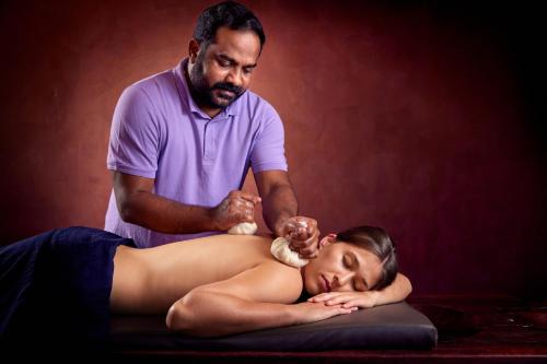 a man is giving a woman a massage at Ayurveda Resort MANDIRA in Bad Waltersdorf