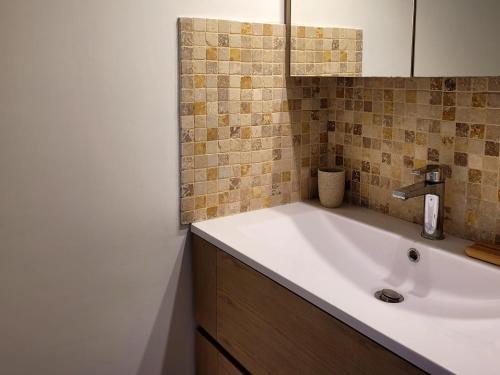 une salle de bain avec un lavabo et un miroir dans l'établissement Center Bay T4, à Antibes