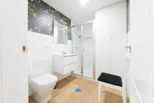 bagno bianco con servizi igienici e doccia di Casa Angeline Azul 1 By KubiK a Cáceres