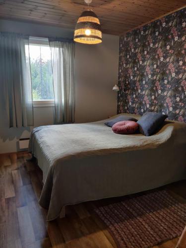 ein Schlafzimmer mit einem großen Bett mit Kissen darauf in der Unterkunft Tuura in Orivesi