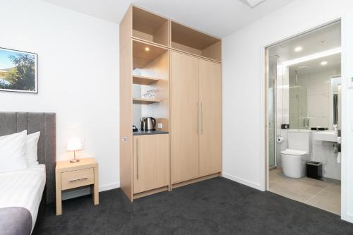 um quarto com uma cama e uma casa de banho em Christchurch City Hotel em Christchurch