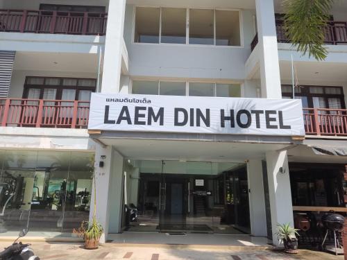 a building with a sign that reads learn dum hotel at Laemdin Hotel in Koh Samui 