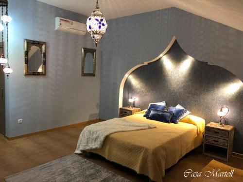 ダロカにあるHospedería Casa Martellのベッドルーム1室(大型ベッド1台、大型ヘッドボード付)