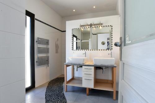 une salle de bain avec deux lavabos et un miroir dans l'établissement Villa Hameau de Signargues, entre Avignon - Pont du Gard et Uzes, à Domazan