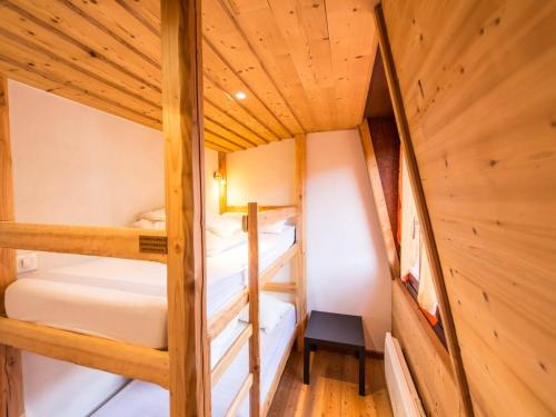- une petite chambre avec des lits superposés dans une cabine dans l'établissement Appartement La Salle-les-Alpes, 2 pièces, 4 personnes - FR-1-330F-121, à Serre Chevalier