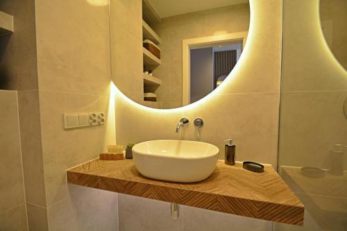 a bathroom with a sink and a mirror at Sun Towers - Apartamenty Bryza - Apartamenty z parkingiem in Świnoujście