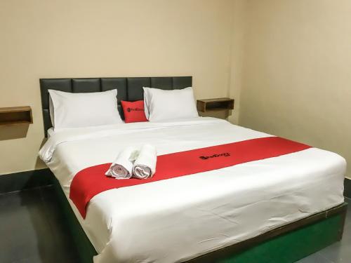 Llit o llits en una habitació de RedDoorz @ Jalan Gelanggang Remaja Waena Jayapura