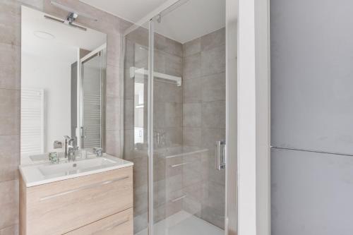 uma casa de banho com um chuveiro e um lavatório. em Evancy La Marina Boulogne-sur-Mer em Boulogne-sur-Mer