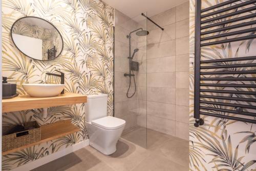 a bathroom with a shower and a toilet and a mirror at A Casa Das Letras in Cangas de Morrazo