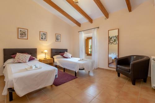 Postel nebo postele na pokoji v ubytování Villa La Sort Gran in Pollensa By homevillas360