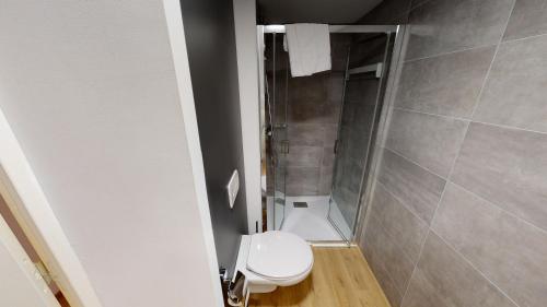 a small bathroom with a toilet and a shower at Evancy La Marina Boulogne-sur-Mer in Boulogne-sur-Mer