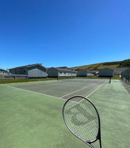 Tenis a/nebo squash v ubytování Croyde Bay Hotel or Self Catering nebo okolí