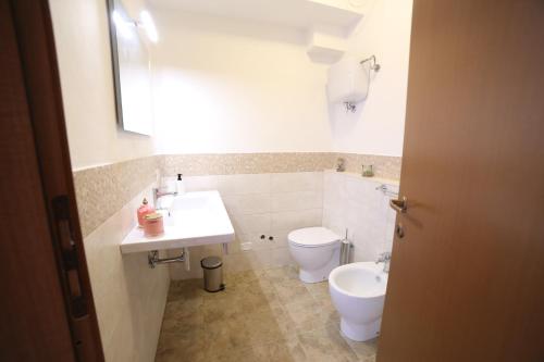 a small bathroom with a toilet and a sink at Casa Ercoli Abbadia in Abbadia di Montepulciano