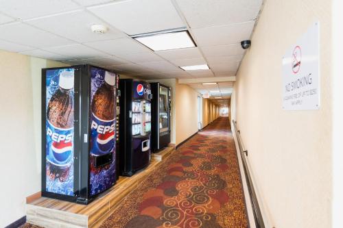 un pasillo con máquinas expendedoras en un pasillo en Garden Executive Hotel, en South Plainfield