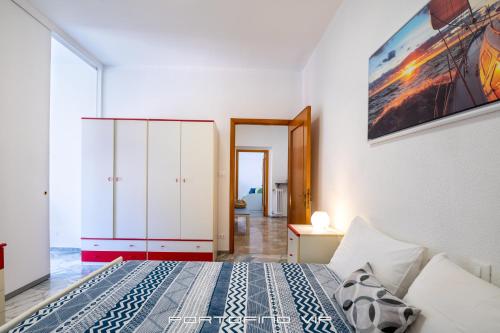 1 dormitorio con cama y ventana grande en Casa Elisa by PortofinoVip, en Santa Margherita Ligure