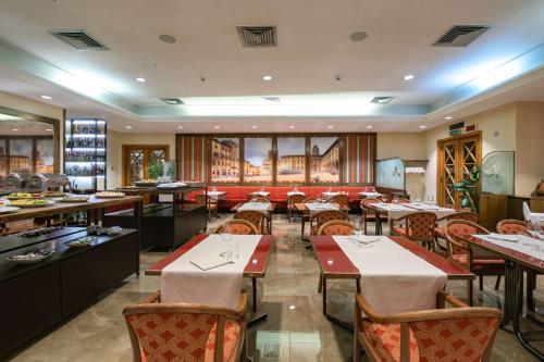 A restaurant or other place to eat at Etrusco Arezzo Hotel - Sure Hotel Collection by Best Western