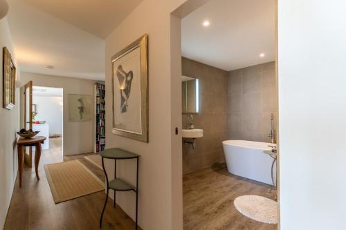 un baño con bañera y lavabo en Finest Retreats - Avalon Sea Views, en Downderry