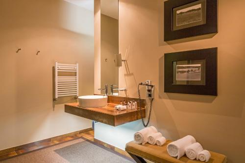 uma casa de banho com um lavatório e um espelho em NAU Morgado Golf & Country Club em Portimão