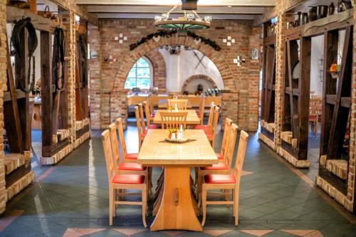 comedor con mesa de madera y sillas en Ritterhof Kampehl, en Neustadt