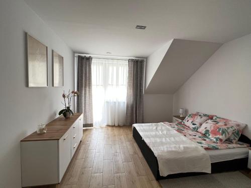 una camera con letto, cassettiera e finestra di Apartament Szczytno - Centrum a Szczytno