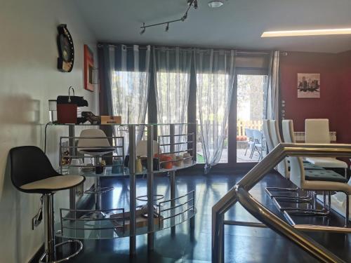 Habitación con sillas, mesas y ventana en Casa Gomez, en Santa Cilia de Jaca