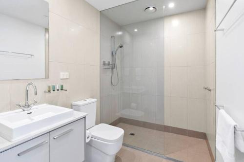 La salle de bains est pourvue d'une douche, de toilettes et d'un lavabo. dans l'établissement Pier Point 404- Luxe on Geelong Waterfront, 2 BDRM, à Geelong
