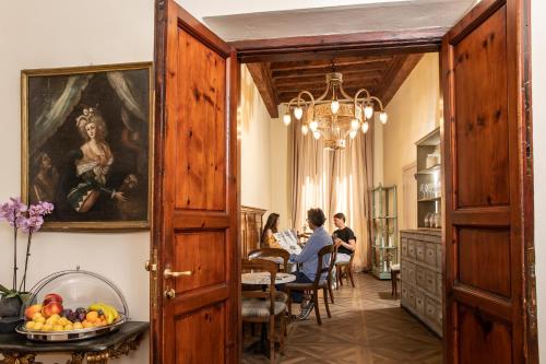 a group of people sitting at a table in a room at Palazzo Martellini Residenza d'epoca in Florence