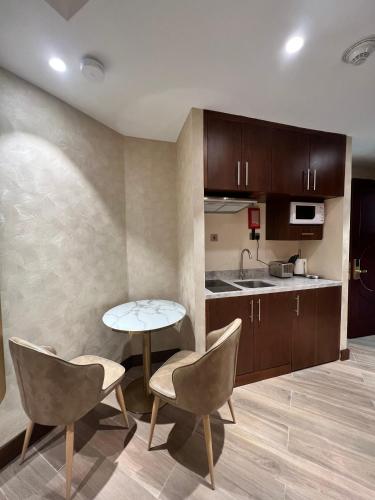 Cucina o angolo cottura di City Seasons Suites