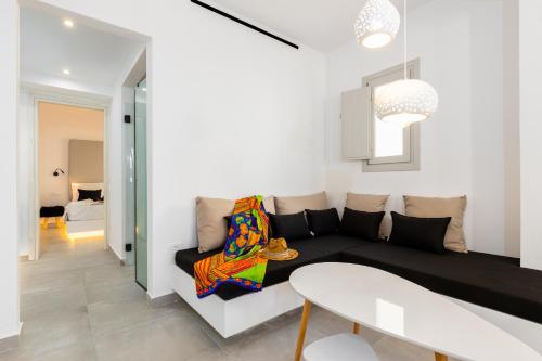 Éxo Goniá的住宿－SERAPIAS SUITES，客厅配有沙发和桌子