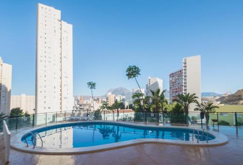 una piscina en la azotea de un edificio con edificios en Pierre & Vacances Apartamentos Benidorm Horizon, en Benidorm