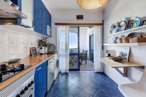 Kuchyň nebo kuchyňský kout v ubytování Duplex com terraço na Charneca
