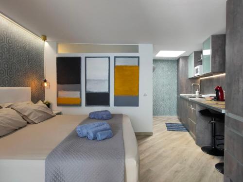 マスパロマスにあるCasa Magaのベッドルーム1室(大型ベッド1台、青い枕付)