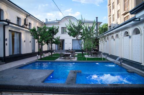 duży niebieski basen w środku budynku w obiekcie Turon Lux Hotel w Samarkandzie