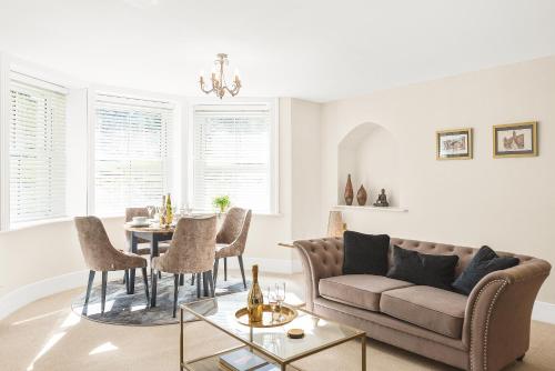 ein Wohnzimmer mit einem Sofa und einem Tisch in der Unterkunft Stunning 2 bedroom apartment in fantastic location in Bristol