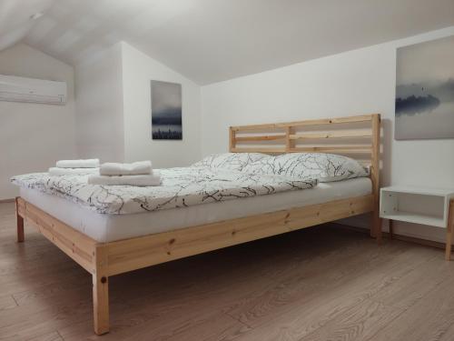 Postel nebo postele na pokoji v ubytování Mikulov Apartments - Apartmán Míša